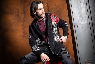 Original Sinners / Zažijte vzru&scaron;en&iacute;. Kolekce Original Sinner je streetwear inspirovan&yacute; rockov&yacute;m a motork&aacute;řsk&yacute;m stylem: průlomov&aacute;, rebelsk&aacute; a autentick&aacute;. Tmav&eacute;, opotřebovan&yacute; vzhled a estetika inspirovan&aacute; tetov&aacute;n&iacute;m se spojuj&iacute; a vytv&aacute;řej&iacute; jasn&eacute; poselstv&iacute;. Lebky, kř&iacute;dla, kř&iacute;že a heraldick&eacute; prvky se spojuj&iacute; s typografi&iacute; inspirovanou vintage stylem &ndash; každ&yacute; kus m&aacute; jedinečnost, d&iacute;ky kter&eacute; si jej nelze nev&scaron;imnout.Bohatě detailn&iacute; vzory. Potisky na předn&iacute; a zadn&iacute; straně, celoplo&scaron;n&eacute; potisky, vy&scaron;&iacute;van&eacute; aplikace, z&aacute;platy a texturovan&eacute; povrchy &ndash; to v&scaron;e je kombinov&aacute;no s ozdobn&yacute;mi v&aacute;z&aacute;n&iacute;mi, řem&iacute;nky, surov&yacute;mi okraji a opotřebovan&yacute;mi detaily. V&yacute;sledkem je styl pln&yacute; hloubky a charakteru, zat&iacute;mco efekty batic-dye a acid wash vytv&aacute;řej&iacute; v&yacute;raznou patinu. Designy jsou pečlivě promy&scaron;len&eacute;, přesně střižen&eacute; a přizpůsoben&eacute;. Najdete zde trička s kr&aacute;tk&yacute;m a dlouh&yacute;m ruk&aacute;vem, mikiny s kapuc&iacute;, mikiny na zip a vesty, ide&aacute;ln&iacute; na vrstven&iacute;. Pro ženy - střih s jemn&yacute;mi, žensk&yacute;mi akcenty. Pro muže &ndash; v&yacute;razn&eacute; a lichotiv&eacute; postavě. Prohl&eacute;dněte si klasick&eacute; styly s modern&iacute;m n&aacute;dechem.Original Sinner je oblečen&iacute; inspirovan&eacute; rockem s tou spr&aacute;vnou d&aacute;vkou energie. Nekompromisn&iacute;, co se t&yacute;če stylu a vysoce kvalitn&iacute;ho řemesln&eacute;ho zpracov&aacute;n&iacute;. Neř&iacute;d&iacute; se kr&aacute;tkodob&yacute;mi trendy. Pro ty, kteř&iacute; nemus&iacute; omlouvat sv&aacute; rozhodnut&iacute;. Nadčasov&eacute; rockov&eacute; oblečen&iacute;, nově interpretovan&eacute; a připraven&eacute; dob&yacute;t ulice. Original Sinner &ndash; vytvořeno pro ty, kteř&iacute; odm&iacute;taj&iacute; kompromisy. / Objevte nyní!