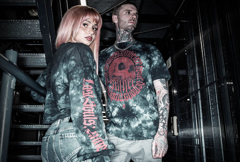 Lost Souls / Lost Souls combines youthful streetwear styles with a dark, modern aesthetic. Deep tie-dye washes in black and red meet raw-looking graphics and striking prints, lending each piece a mystical intensity.The collection features precise, contemporary cuts: T-shirts, hoodies, jumpers, cropped tops and joggers create urban silhouettes that look casual, modern and full of character. Textured details, patches and wash effects enhance the individual look. / Objevte nyní!