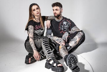 Original Sinners / Zažijte vzru&scaron;en&iacute;. Kolekce Original Sinner je streetwear inspirovan&yacute; rockov&yacute;m a motork&aacute;řsk&yacute;m stylem: průlomov&aacute;, rebelsk&aacute; a autentick&aacute;. Tmav&eacute;, opotřebovan&yacute; vzhled a estetika inspirovan&aacute; tetov&aacute;n&iacute;m se spojuj&iacute; a vytv&aacute;řej&iacute; jasn&eacute; poselstv&iacute;. Lebky, kř&iacute;dla, kř&iacute;že a heraldick&eacute; prvky se spojuj&iacute; s typografi&iacute; inspirovanou vintage stylem &ndash; každ&yacute; kus m&aacute; jedinečnost, d&iacute;ky kter&eacute; si jej nelze nev&scaron;imnout.Bohatě detailn&iacute; vzory. Potisky na předn&iacute; a zadn&iacute; straně, celoplo&scaron;n&eacute; potisky, vy&scaron;&iacute;van&eacute; aplikace, z&aacute;platy a texturovan&eacute; povrchy &ndash; to v&scaron;e je kombinov&aacute;no s ozdobn&yacute;mi v&aacute;z&aacute;n&iacute;mi, řem&iacute;nky, surov&yacute;mi okraji a opotřebovan&yacute;mi detaily. V&yacute;sledkem je styl pln&yacute; hloubky a charakteru, zat&iacute;mco efekty batic-dye a acid wash vytv&aacute;řej&iacute; v&yacute;raznou patinu. Designy jsou pečlivě promy&scaron;len&eacute;, přesně střižen&eacute; a přizpůsoben&eacute;. Najdete zde trička s kr&aacute;tk&yacute;m a dlouh&yacute;m ruk&aacute;vem, mikiny s kapuc&iacute;, mikiny na zip a vesty, ide&aacute;ln&iacute; na vrstven&iacute;. Pro ženy - střih s jemn&yacute;mi, žensk&yacute;mi akcenty. Pro muže &ndash; v&yacute;razn&eacute; a lichotiv&eacute; postavě. Prohl&eacute;dněte si klasick&eacute; styly s modern&iacute;m n&aacute;dechem.Original Sinner je oblečen&iacute; inspirovan&eacute; rockem s tou spr&aacute;vnou d&aacute;vkou energie. Nekompromisn&iacute;, co se t&yacute;če stylu a vysoce kvalitn&iacute;ho řemesln&eacute;ho zpracov&aacute;n&iacute;. Neř&iacute;d&iacute; se kr&aacute;tkodob&yacute;mi trendy. Pro ty, kteř&iacute; nemus&iacute; omlouvat sv&aacute; rozhodnut&iacute;. Nadčasov&eacute; rockov&eacute; oblečen&iacute;, nově interpretovan&eacute; a připraven&eacute; dob&yacute;t ulice. Original Sinner &ndash; vytvořeno pro ty, kteř&iacute; odm&iacute;taj&iacute; kompromisy. / Objevte nyní!