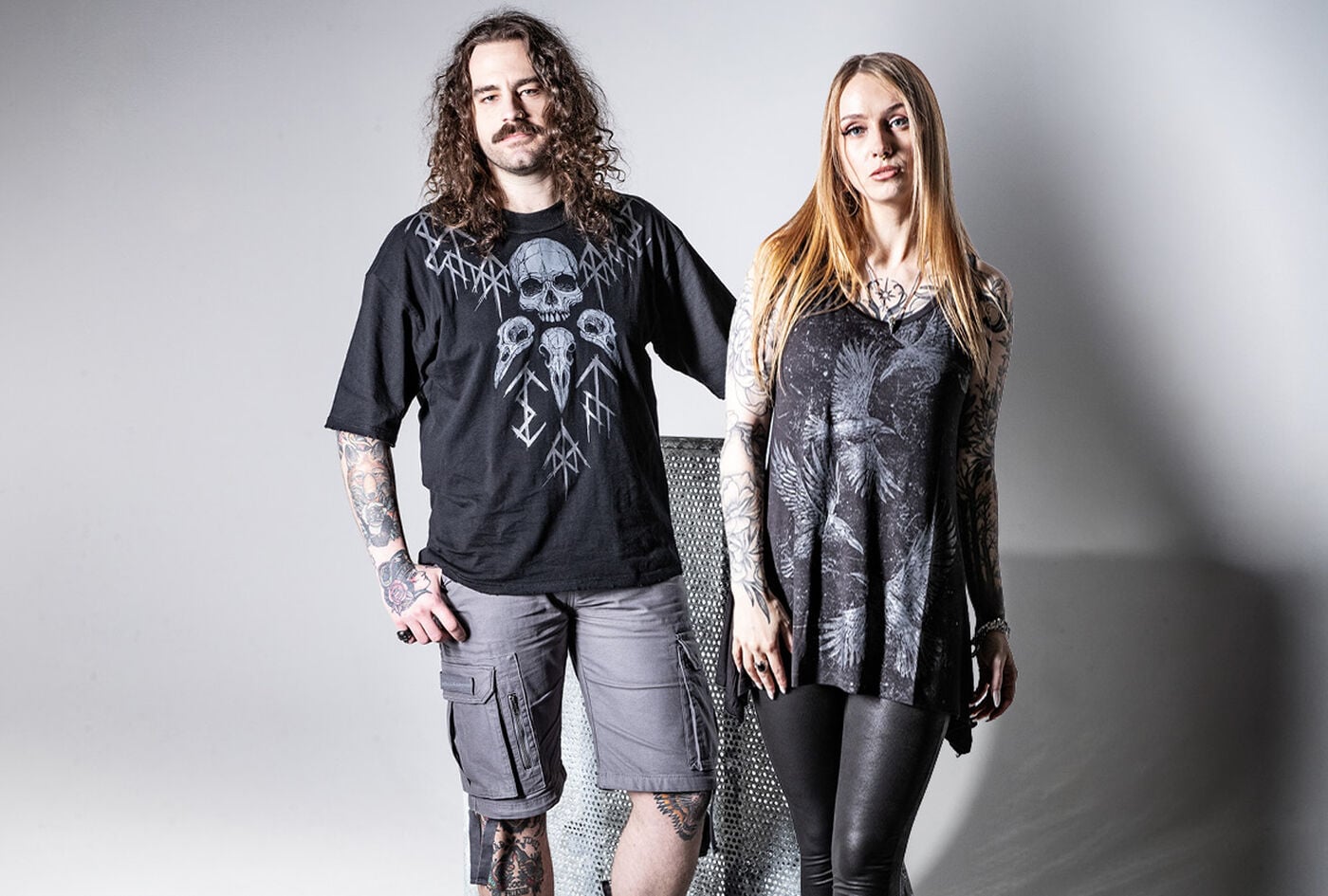 Beaks, Claws & Skulls / Kolekce Black Premium &ndash; vytvořen&aacute; pro sez&oacute;nu podzim/zima 2026 &ndash; byla inspirov&aacute;na temn&yacute;m světem, kde br&aacute;ny noci střež&iacute; havrani a dal&scaron;&iacute; okř&iacute;dlen&iacute; pred&aacute;toři, a tak&eacute; motivy spojen&yacute;mi se smrt&iacute;, jako jsou lebky. Na&scaron;e nov&aacute; kolekce kombinuje gotickou symboliku s modern&iacute;, expresivn&iacute; estetikou, kter&aacute; oslov&iacute; ženy i muže. &nbsp;Dominantn&iacute; barvou zůst&aacute;v&aacute; čern&aacute;, zat&iacute;mco jemn&eacute; odst&iacute;ny &scaron;ed&eacute; a vybledl&eacute; t&oacute;ny dod&aacute;vaj&iacute; cel&eacute; kolekci hloubku a vintage n&aacute;dech. Lebky, havrani, peř&iacute;, dr&aacute;py a kostern&iacute; prvky jsou kl&iacute;čov&yacute;mi prvky kolekce a objevuj&iacute; se v potisc&iacute;ch a dal&scaron;&iacute;ch detailech zdob&iacute;c&iacute;ch tyto oděvy. &nbsp;Žensk&eacute; střihy &ndash; na jedn&eacute; straně &ndash; a m&iacute;rně drsněj&scaron;&iacute; formy &ndash; na straně druh&eacute; &ndash; vytv&aacute;řej&iacute; rovnov&aacute;hu mezi romantick&yacute;m gotick&yacute;m stylem a alternativn&iacute;m streetwear. Grafika inspirovan&aacute; anatomick&yacute;mi motivy, obr&aacute;zky pt&aacute;ků a estetikou tetov&aacute;n&iacute; kombinuje t&eacute;mata smrti, př&iacute;rody a temnoty. V&yacute;sledkem je tajemn&yacute;, znepokojiv&yacute; a origin&aacute;ln&iacute; vizu&aacute;ln&iacute; vesm&iacute;r. / Podívat se