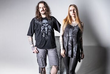 Beaks, Claws & Skulls / Kolekce Black Premium &ndash; vytvořen&aacute; pro sez&oacute;nu podzim/zima 2026 &ndash; byla inspirov&aacute;na temn&yacute;m světem, kde br&aacute;ny noci střež&iacute; havrani a dal&scaron;&iacute; okř&iacute;dlen&iacute; pred&aacute;toři, a tak&eacute; motivy spojen&yacute;mi se smrt&iacute;, jako jsou lebky. Na&scaron;e nov&aacute; kolekce kombinuje gotickou symboliku s modern&iacute;, expresivn&iacute; estetikou, kter&aacute; oslov&iacute; ženy i muže. &nbsp;Dominantn&iacute; barvou zůst&aacute;v&aacute; čern&aacute;, zat&iacute;mco jemn&eacute; odst&iacute;ny &scaron;ed&eacute; a vybledl&eacute; t&oacute;ny dod&aacute;vaj&iacute; cel&eacute; kolekci hloubku a vintage n&aacute;dech. Lebky, havrani, peř&iacute;, dr&aacute;py a kostern&iacute; prvky jsou kl&iacute;čov&yacute;mi prvky kolekce a objevuj&iacute; se v potisc&iacute;ch a dal&scaron;&iacute;ch detailech zdob&iacute;c&iacute;ch tyto oděvy. &nbsp;Žensk&eacute; střihy &ndash; na jedn&eacute; straně &ndash; a m&iacute;rně drsněj&scaron;&iacute; formy &ndash; na straně druh&eacute; &ndash; vytv&aacute;řej&iacute; rovnov&aacute;hu mezi romantick&yacute;m gotick&yacute;m stylem a alternativn&iacute;m streetwear. Grafika inspirovan&aacute; anatomick&yacute;mi motivy, obr&aacute;zky pt&aacute;ků a estetikou tetov&aacute;n&iacute; kombinuje t&eacute;mata smrti, př&iacute;rody a temnoty. V&yacute;sledkem je tajemn&yacute;, znepokojiv&yacute; a origin&aacute;ln&iacute; vizu&aacute;ln&iacute; vesm&iacute;r. / Podívat se