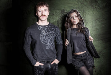 Celtic Snake / Kolekce Black Premium od EMP je syrová, silná a bohatá na symboliku. Jejím jádrem je had - starověký symbol síly, transformace a neporazitelnosti. V kombinaci s výraznými uzlovými vzory vytváří vzhled, který poutá pozornost.Vyvinuli jsme exkluzivní, výrazné a nekompromisní potisky a výšivky; bohatost detailů činí každý kus okamžitě ikonickým.Vynikající povrchové úpravy, jako jsou knoflíky na míru a stahovací šňůrky, dodávají každému kusu dokonalý vzhled a zajišťují, že každý kus je opravdu jedinečný.Vynikněte. Vytvořte si vlastní cestu s kolekcí Celtic Snake značky Black Premium by EMP: vytvořenou pro nezávislé / Objevte nyní!