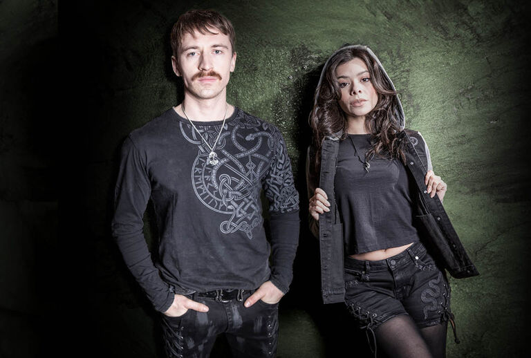 Celtic Snake / Kolekce Black Premium od EMP je syrová, silná a bohatá na symboliku. Jejím jádrem je had - starověký symbol síly, transformace a neporazitelnosti. V kombinaci s výraznými uzlovými vzory vytváří vzhled, který poutá pozornost.Vyvinuli jsme exkluzivní, výrazné a nekompromisní potisky a výšivky; bohatost detailů činí každý kus okamžitě ikonickým.Vynikající povrchové úpravy, jako jsou knoflíky na míru a stahovací šňůrky, dodávají každému kusu dokonalý vzhled a zajišťují, že každý kus je opravdu jedinečný.Vynikněte. Vytvořte si vlastní cestu s kolekcí Celtic Snake značky Black Premium by EMP: vytvořenou pro nezávislé / Objevte nyní!