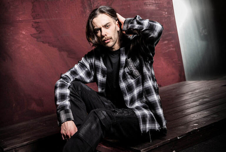 Pagan Roots / Tato kolekce Pagan Roots čerp&aacute; ze starod&aacute;vn&eacute; symboliky: runy, ochrann&eacute; kruhy a folkl&oacute;rn&iacute; znaky, kter&eacute; se zdaj&iacute; b&yacute;t vyřez&aacute;ny z ritu&aacute;ln&iacute;ho dřeva. T&oacute;ny čern&eacute; a tmavě červen&eacute; s drsn&yacute;mi n&aacute;nosy připom&iacute;naj&iacute; zemi, žhav&eacute; uhl&iacute;ky a nočn&iacute; obřady.Každ&yacute; oděv viditelně nese tento symbolick&yacute; svět &ndash; někdy jako velkorozměrn&yacute; symbol, jindy jako jemn&eacute; pozad&iacute; připom&iacute;naj&iacute;c&iacute; časem opotřebovan&eacute; fresky. N&aacute;vrhy se jev&iacute; jako modern&iacute; artefakty zrozen&eacute; z pohansk&yacute;ch obřadů a lidov&yacute;ch legend.Nov&eacute; oversized střihy vytv&aacute;řej&iacute; silnou siluetu, vyv&aacute;ženou mezi ritu&aacute;ln&iacute;m oblečen&iacute;m a streetwearem. Oblečen&iacute;, kter&eacute; m&aacute;, zd&aacute; se, kořeny hluboce ukotven&eacute; v prad&aacute;vn&eacute; půdě. / Objevte nyní!