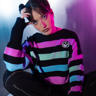 Pulovr v pruhovaném vzhledu