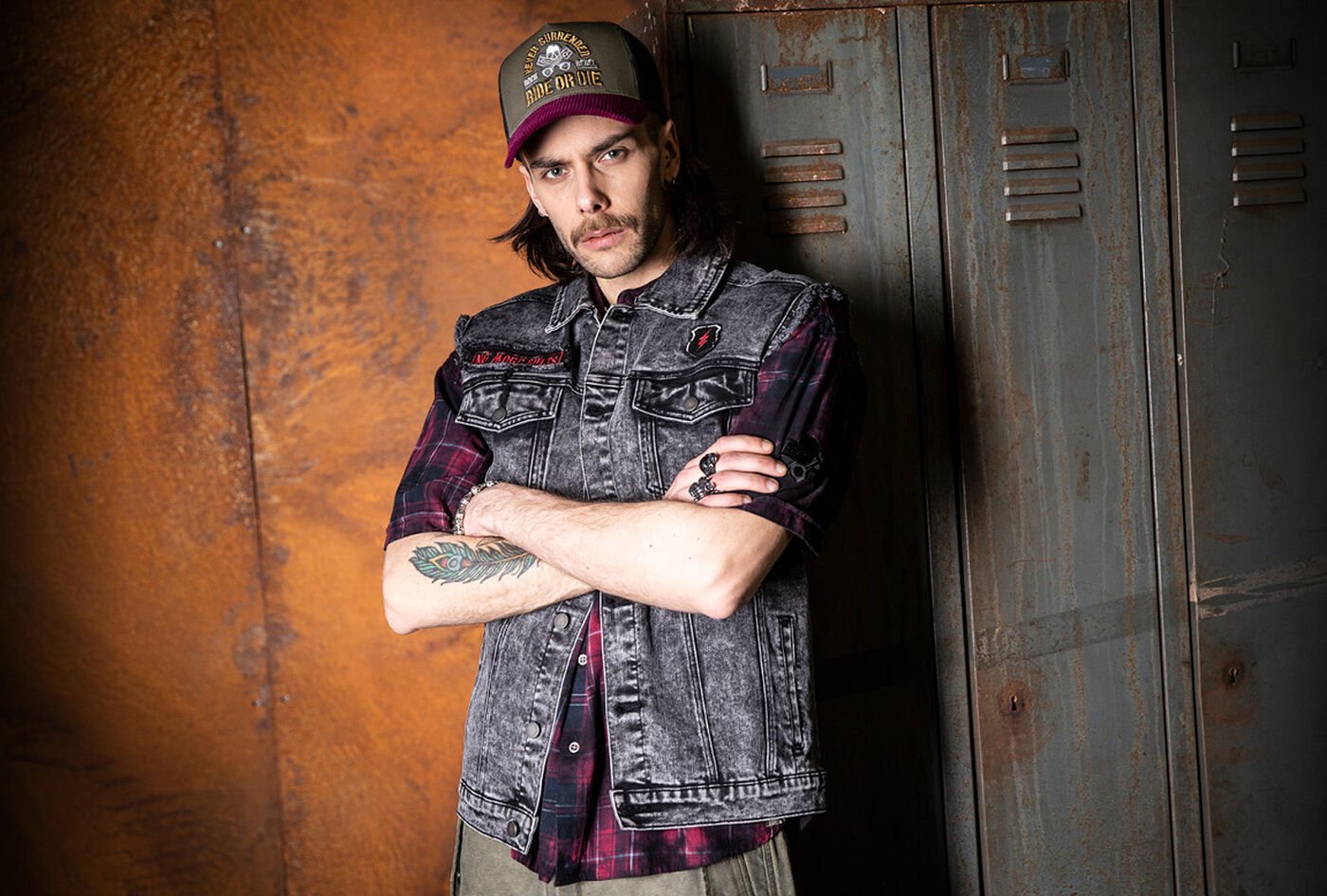 Free Spirit / Kolekce Free Spirit přin&aacute;&scaron;&iacute; do va&scaron;eho stylu svěž&iacute; vintage atmosf&eacute;ru: směs v&yacute;razn&eacute; vintage a rockabilly estetiky. Každ&yacute; kousek působ&iacute; z&aacute;měrně vypran&yacute;m, autentick&yacute;m a rebelsk&yacute;m dojmem &ndash; přesto zůst&aacute;v&aacute; nadčasov&yacute;.Klasick&eacute; motivy se objevuj&iacute; v nov&eacute;m světle a přeměňuj&iacute; se na neform&aacute;ln&iacute; rockabilly v&yacute;roky. K tomu se přid&aacute;vaj&iacute; vybran&eacute; kousky jako pl&aacute;žov&eacute; &scaron;ortky, puffer style, trucker k&scaron;iltovky s menžestrov&yacute;mi k&scaron;ilty a lad&iacute;c&iacute; p&aacute;sky, kter&eacute; dokonale vystihuj&iacute; svobodomyslnou atmosf&eacute;ru. / Objevte nyní!