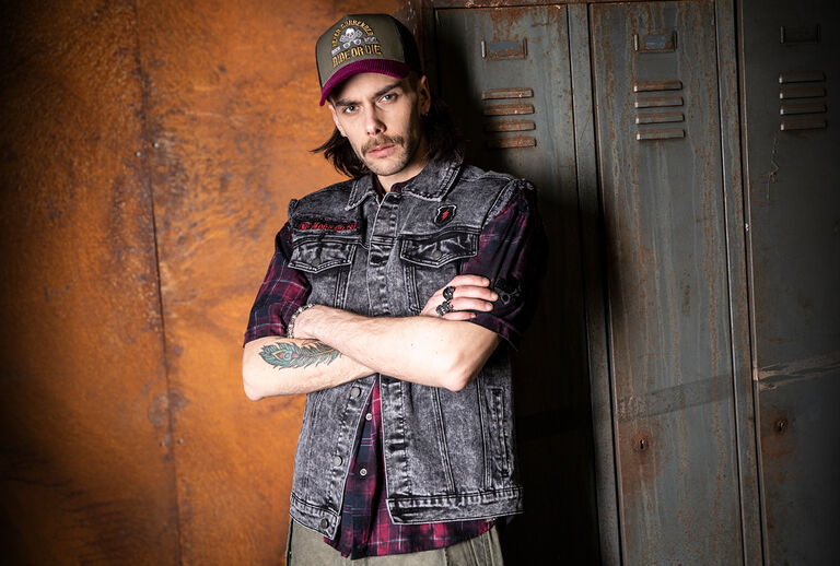 Free Spirit / Kolekce Free Spirit přin&aacute;&scaron;&iacute; do va&scaron;eho stylu svěž&iacute; vintage atmosf&eacute;ru: směs v&yacute;razn&eacute; vintage a rockabilly estetiky. Každ&yacute; kousek působ&iacute; z&aacute;měrně vypran&yacute;m, autentick&yacute;m a rebelsk&yacute;m dojmem &ndash; přesto zůst&aacute;v&aacute; nadčasov&yacute;.Klasick&eacute; motivy se objevuj&iacute; v nov&eacute;m světle a přeměňuj&iacute; se na neform&aacute;ln&iacute; rockabilly v&yacute;roky. K tomu se přid&aacute;vaj&iacute; vybran&eacute; kousky jako pl&aacute;žov&eacute; &scaron;ortky, puffer style, trucker k&scaron;iltovky s menžestrov&yacute;mi k&scaron;ilty a lad&iacute;c&iacute; p&aacute;sky, kter&eacute; dokonale vystihuj&iacute; svobodomyslnou atmosf&eacute;ru.Důraz je kladen na ko&scaron;ile, trička, topy a leg&iacute;ny, v&scaron;echny se skutečn&yacute;m vintage vzhledem, speci&aacute;ln&iacute;m pran&iacute;m a zv&iacute;řec&iacute;mi potisky, kter&eacute; definuj&iacute; nezaměniteln&yacute; retro charakter kolekce. / Objevte nyní!