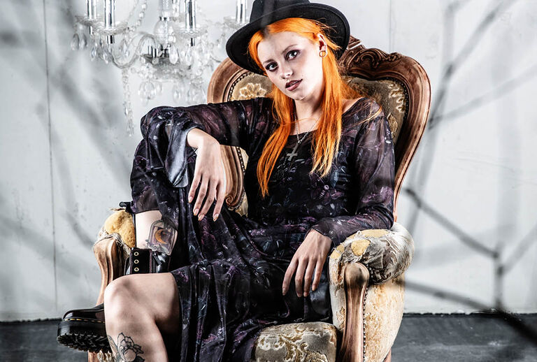 Mystical Woods / Mystick&eacute; lesy v&aacute;s přenesou do rozmarn&eacute;ho gotick&eacute;ho světa: čarodějnick&eacute; byliny, moly a nebesk&eacute; motivy jsou tlačeny, vy&scaron;&iacute;van&eacute; a ražen&eacute; na spl&yacute;vav&yacute;ch l&aacute;tk&aacute;ch. Inspirace poch&aacute;z&iacute; ze spl&yacute;vav&yacute;ch outfitů Stevie Nicks a popul&aacute;rn&iacute;ch kouzelnick&yacute;ch klasik, jako např&iacute;klad &bdquo;Charmed&ldquo;. Tento &bdquo;Whimsigoth&ldquo; styl je barevněj&scaron;&iacute; a mlad&scaron;&iacute; kouzelnickou sestrou romantick&eacute;ho gotick&eacute;ho stylu.Jedn&iacute;m z vrcholů letn&iacute; kolekce je klobouk vyroben&yacute; z vysoce kvalitn&iacute; 100% vlněn&eacute; plsti s v&yacute;&scaron;ivkou na vnitřn&iacute;m k&scaron;iltu. Zvolili jsme 100% vlnu, abychom zabezpečili tu nejlep&scaron;&iacute; kvalitu, a tak si tento kousek můžete už&iacute;vat dlouh&aacute; l&eacute;ta. / Objevte nyní!