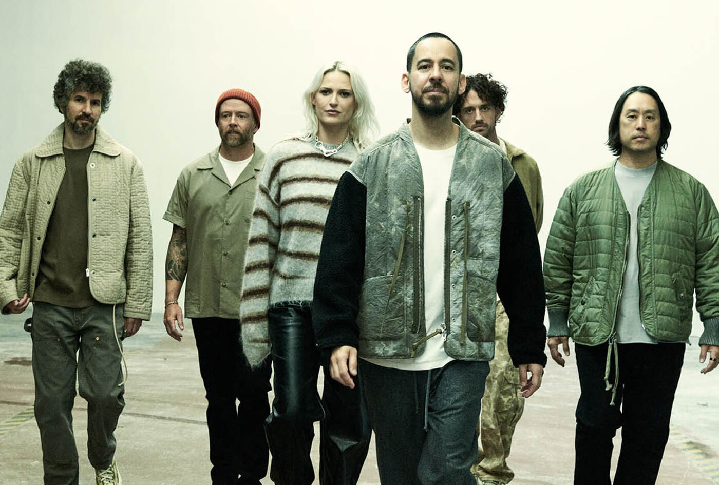 Linkin Park jsou bezesporu jednou z nejvlivněj&scaron;&iacute;ch rockov&yacute;ch kapel v&scaron;ech dob, kter&aacute; m&aacute; na sv&eacute;m kontě nespočet nezapomenuteln&yacute;ch hitů, jež ovlivnily podobu hudebn&iacute; sc&eacute;ny.Nyn&iacute;, sedm let po sv&eacute;m posledn&iacute;m albu a srdcervouc&iacute; ztr&aacute;tě Chestera Benningtona, jsou zpět s nov&yacute;m albem.Neprop&aacute;sněte tento okamžik - pod&iacute;vejte se na nov&eacute; album a objevte nejnověj&scaron;&iacute; merch!