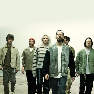 Linkin Park jsou bezesporu jednou z nejvlivněj&scaron;&iacute;ch rockov&yacute;ch kapel v&scaron;ech dob, kter&aacute; m&aacute; na sv&eacute;m kontě nespočet nezapomenuteln&yacute;ch hitů, jež ovlivnily podobu hudebn&iacute; sc&eacute;ny.Nyn&iacute;, sedm let po sv&eacute;m posledn&iacute;m albu a srdcervouc&iacute; ztr&aacute;tě Chestera Benningtona, jsou zpět s nov&yacute;m albem.Neprop&aacute;sněte tento okamžik - pod&iacute;vejte se na nov&eacute; album a objevte nejnověj&scaron;&iacute; merch!