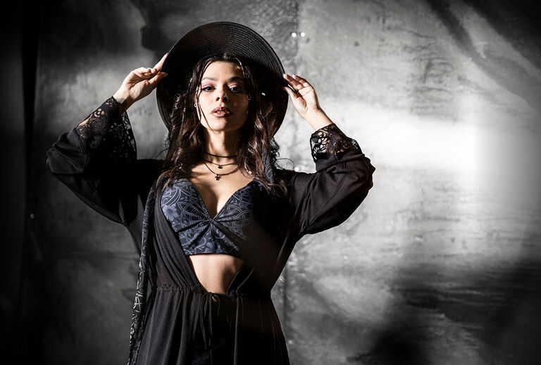 Rooted In Reverance / Kolekce Black Premium od EMP je syrová, silná a bohatá na symboliku. Jejím jádrem je had - starověký symbol síly, transformace a neporazitelnosti. V kombinaci s výraznými uzlovými vzory vytváří vzhled, který poutá pozornost.Vyvinuli jsme exkluzivní, výrazné a nekompromisní potisky a výšivky; bohatost detailů činí každý kus okamžitě ikonickým.Vynikající povrchové úpravy, jako jsou knoflíky na míru a stahovací šňůrky, dodávají každému kusu dokonalý vzhled a zajišťují, že každý kus je opravdu jedinečný. / Objevte nyní!