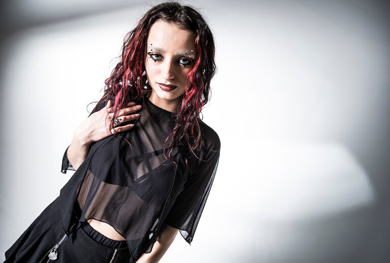 The Void / Tato kolekce v&aacute;s přenese do světa nu-goth estetiky: hlubok&eacute; čern&eacute;, okultismu a znaků s ručně kreslen&yacute;mi symboly a mystick&yacute;mi ilustracemi. Inspirov&aacute;n Nietzscheho cit&aacute;tem: &bdquo;Pohl&iacute;ž&iacute;&scaron;-li dostatečně dlouho do propasti, propast začne hledět do tebe,&ldquo; v&yacute;sledkem je pohled, kter&yacute; působ&iacute; jako zrcadlo propasti samotn&eacute;.Oversized, detaily, jemn&eacute; s&iacute;ťovan&eacute; prvky a kovov&eacute; akcenty vytv&aacute;řej&iacute; temn&yacute;, modern&iacute; kouzelnick&yacute; postoj. Ilustrativn&iacute; motivy, řetězy a plovouc&iacute; a č&aacute;stečně roztřepen&eacute; pleten&eacute; struktury spojuj&iacute; vysokou m&oacute;du s chladnou a temnou atmosf&eacute;rou nu-goth stylu &ndash; bez &uacute;stupků romantismu, ale zůst&aacute;vaj&iacute; syrov&eacute;, ledov&eacute; a z&aacute;hadn&eacute;. / Objevte nyní!