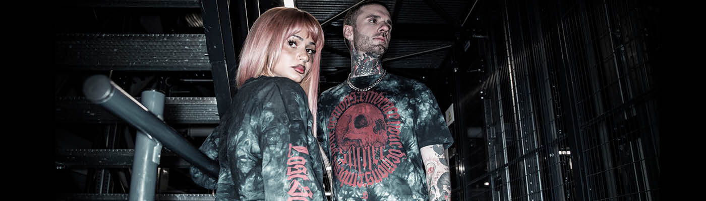 Lost Souls / Lost Souls combines youthful streetwear styles with a dark, modern aesthetic. Deep tie-dye washes in black and red meet raw-looking graphics and striking prints, lending each piece a mystical intensity.The collection features precise, contemporary cuts: T-shirts, hoodies, jumpers, cropped tops and joggers create urban silhouettes that look casual, modern and full of character. Textured details, patches and wash effects enhance the individual look. / Objevte nyní!
