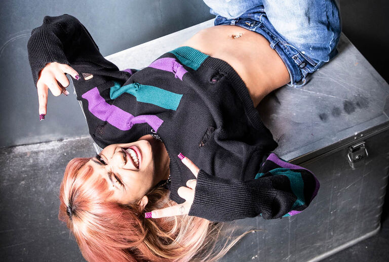 Cute Morbid / Nov&aacute; kolekce Full Volume od EMP si pohr&aacute;v&aacute; s podmaniv&yacute;m kontrastem mezi sladk&yacute;m a morbidn&iacute;m, jemn&yacute;m a tmav&yacute;m. Z&aacute;klad tvoř&iacute; hlubok&eacute; čern&eacute; t&oacute;ny, zat&iacute;mco nuance fialov&eacute; vytv&aacute;řej&iacute; t&eacute;měř &eacute;terickou atmosf&eacute;ru.Oversizes střihy vytv&aacute;řej&iacute; pohodlnou a z&aacute;roveň stylovou siluetu, ide&aacute;ln&iacute; pro předveden&iacute; poutav&yacute;ch designů. Holografick&eacute; potisky a kontrastn&iacute; pruhy zachycuj&iacute; světlo a dod&aacute;vaj&iacute; každ&eacute;mu kousku třpytiv&yacute; n&aacute;dech.Za okouzluj&iacute;c&iacute;m zevněj&scaron;kem se skr&yacute;v&aacute; temn&eacute; tajemstv&iacute;. Stač&iacute; se pod&iacute;vat na mot&yacute;la a kr&aacute;l&iacute;ka, symboly, kter&eacute; nově definuj&iacute; sladkost a dod&aacute;vaj&iacute; n&aacute;dech stra&scaron;ideln&eacute; estetiky. / Objevte nyní!